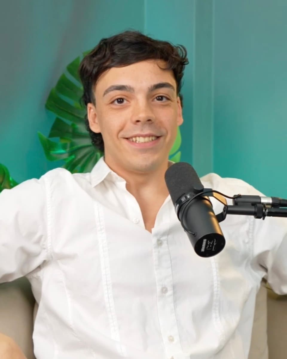 Manu Sabio grabando el podcast Instinto Fundador